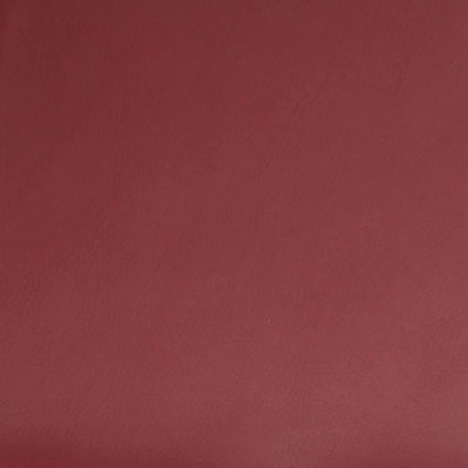 Weinrotes Kunstleder mit feiner Textur, Material des Relaxsessels mit Aufstehhilfe.