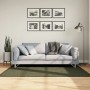 Waldgrüner Kurzflor Teppich 120x170 cm unter hellem Sofa auf Holzfußboden im Wohnzimmer. Weich und waschbar.