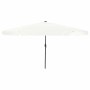 Großer weißer Gartenparasol mit quadratischem Polyesterdach und schwarzem Stahlmast. Manueller Sonnenschirm für Terrasse.