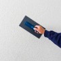 Auftragen von Knauf Royal Fertigputz Reibeputz (2mm) auf eine Wand mit einer Glättkelle.