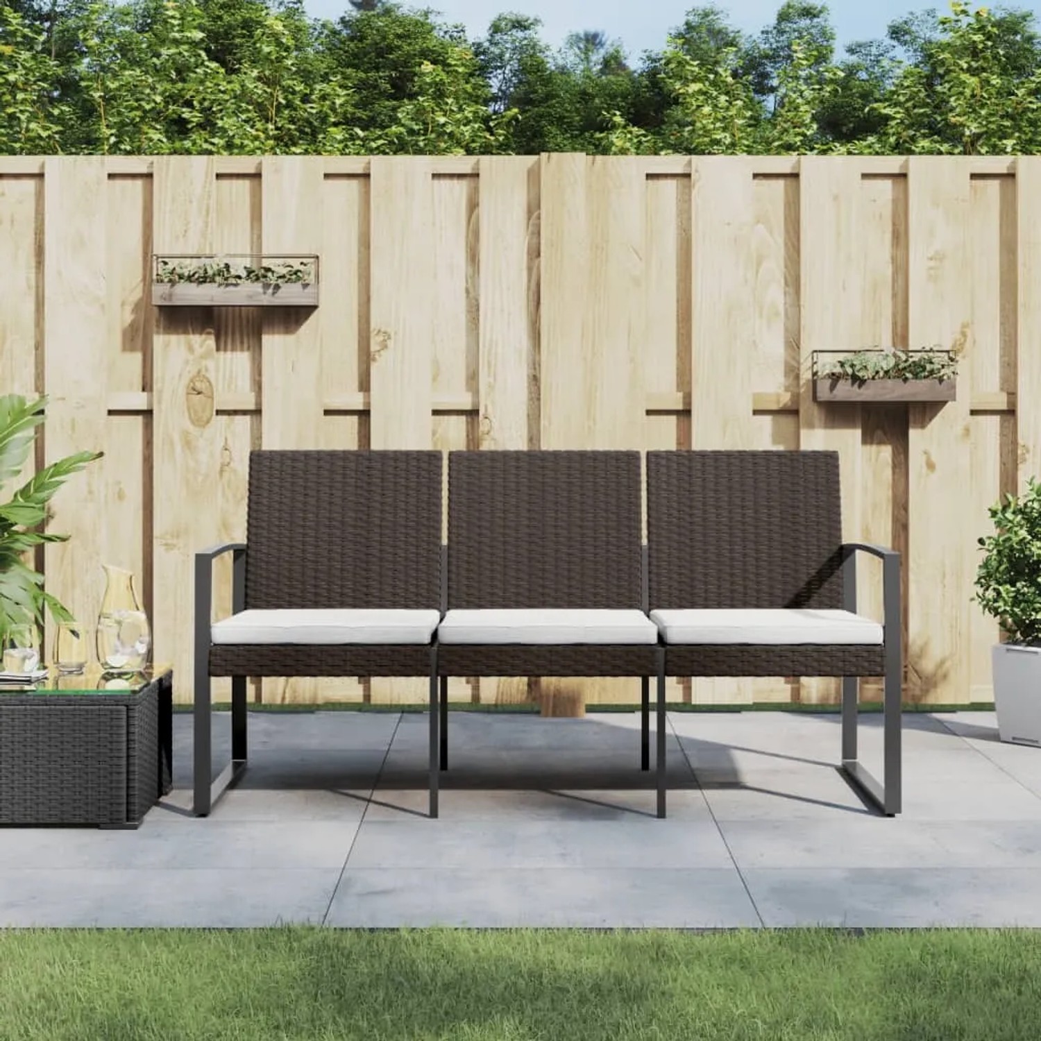 Braune 3-Sitzer Gartenbank aus Rattan mit cremeweißen Kissen für Terrasse und Garten.