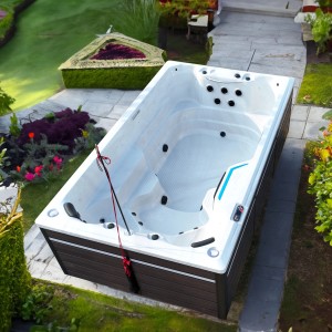 Canadian Spa Swim Spa St. Lawrence Sport für 3 Personen, Außenansicht im Garten.