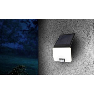 MegaLight Solar-LED-Strahler Sunflood, 1500 lm, mit Bewegungsmelder an grauer Wand.