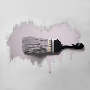 Pinsel mit Pastellviolett Wandfarbe (Fliederhell) aufgetragen.