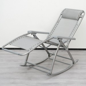 Graue AMANKA Campingliege mit Kopfkissen, verstellbar und klappbar. Ideal für Camping & Garten.