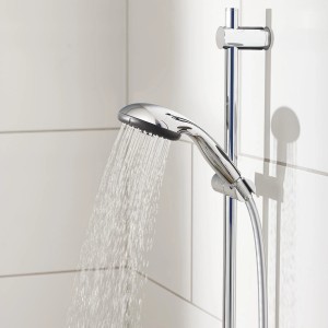 Grohe QuickFix Duschbrause Vitalio Start 100 Chrom mit Wasserstrahl an Duschstange.