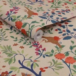 Bunte Joules Vliestapete Enchanted Woodland Antique mit Waldtier- und Pflanzenmuster.