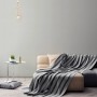 Wohnraum mit grauer Struktur Tapete (PROFHOME 358661-GU) an der Wand.