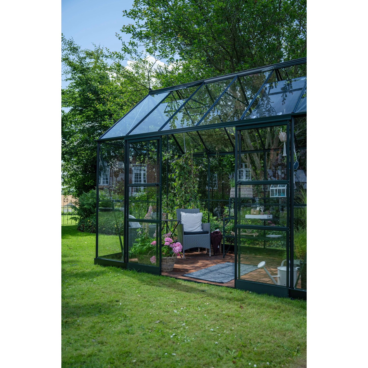 Halls Gewächshaus Icon Planthouse 8, grünes Gartenhaus mit Pflanzen und Sitzgelegenheit.