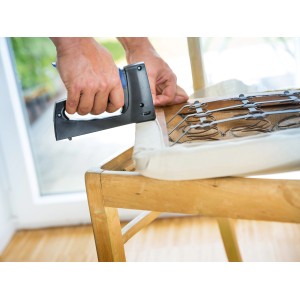 Anwendung von LUX Feindrahtklammern (11,2 mm x 6 mm) zum Polstern eines Stuhls.