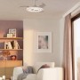 Weißer Eglo LED-Deckenventilator Riomaggiore mit ausgefahrenen, transparenten Flügeln und runder LED-Leuchte im modernen Wohnzimmer.