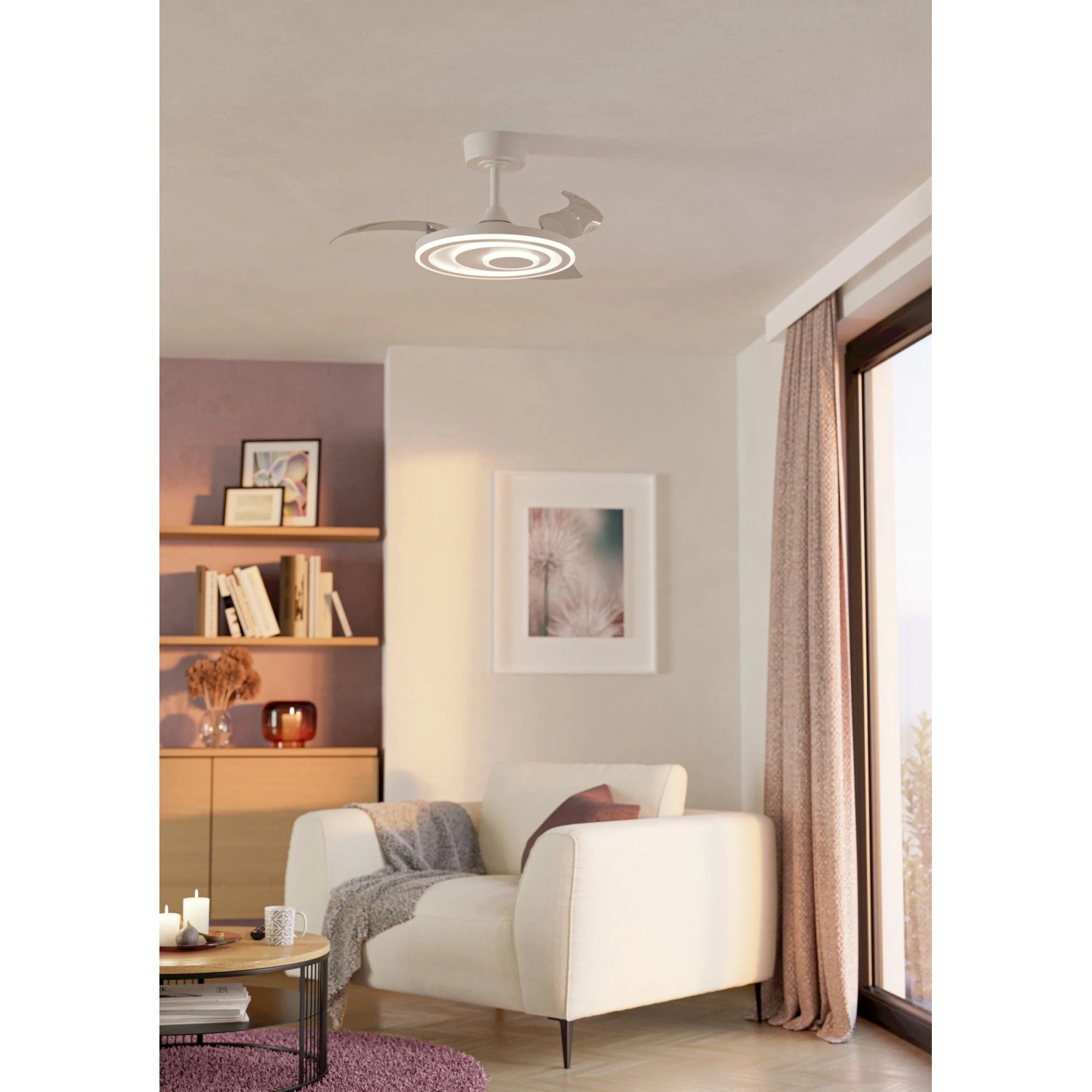 Weißer Eglo LED-Deckenventilator Riomaggiore mit ausgefahrenen, transparenten Flügeln und runder LED-Leuchte im modernen Wohnzimmer.
