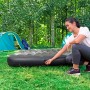 Bestway TriTech Luftbett (1 Person) beim Aufpumpen im Grünen, Zelt im Hintergrund.