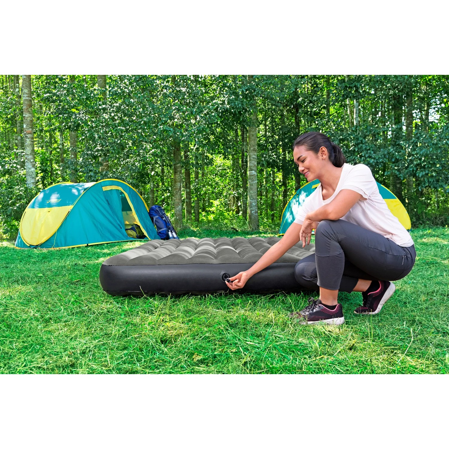 Bestway TriTech Luftbett (1 Person) beim Aufpumpen im Grünen, Zelt im Hintergrund.
