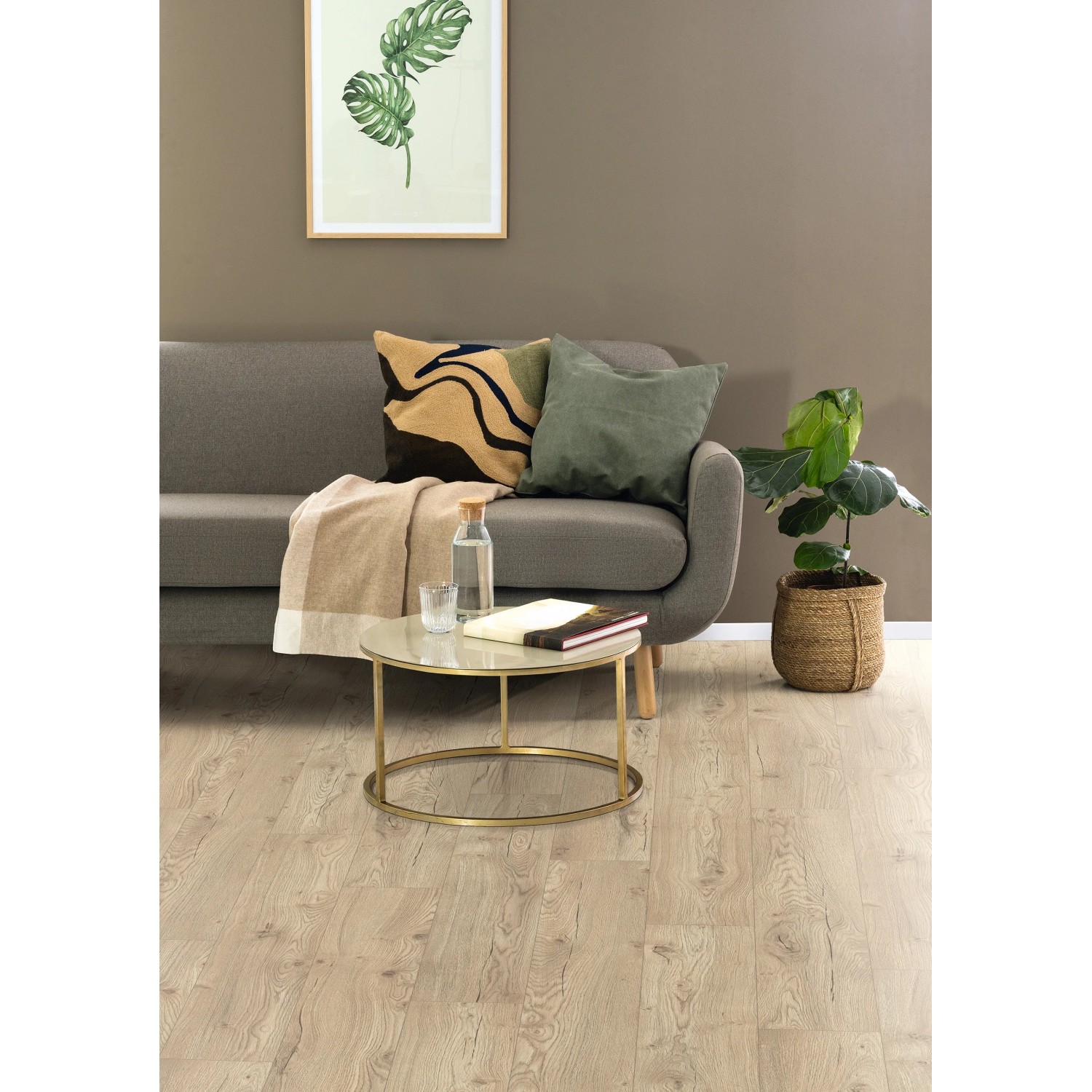 Wohnraum mit Egger Aqua-Laminatboden EL2855 NatureSense Olchon Eiche Sandbeige.