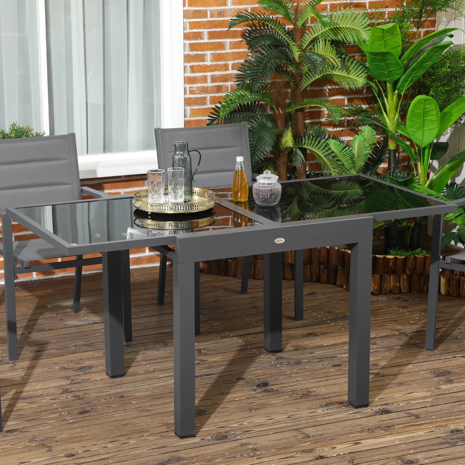 Schwarzer Outsunny Gartentisch aus Aluminium mit Glasplatte, teilweise ausgezogen.