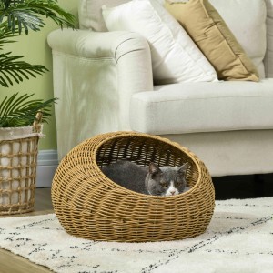 PawHut Katzenkorb aus Rattan mit Katze, gemütliche Katzenhöhle mit Kissen.
