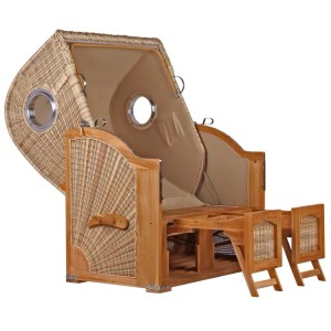 Geöffneter Strandkorb Rantum aus Teakholz mit PE-Geflecht und Bullaugen.