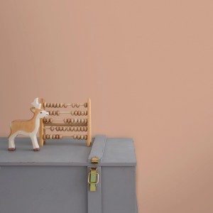 Little Dutch Wandfarbe Faded Rust Rosa, extra matt, mit Deko auf grauem Schrank vor farbiger Wand.