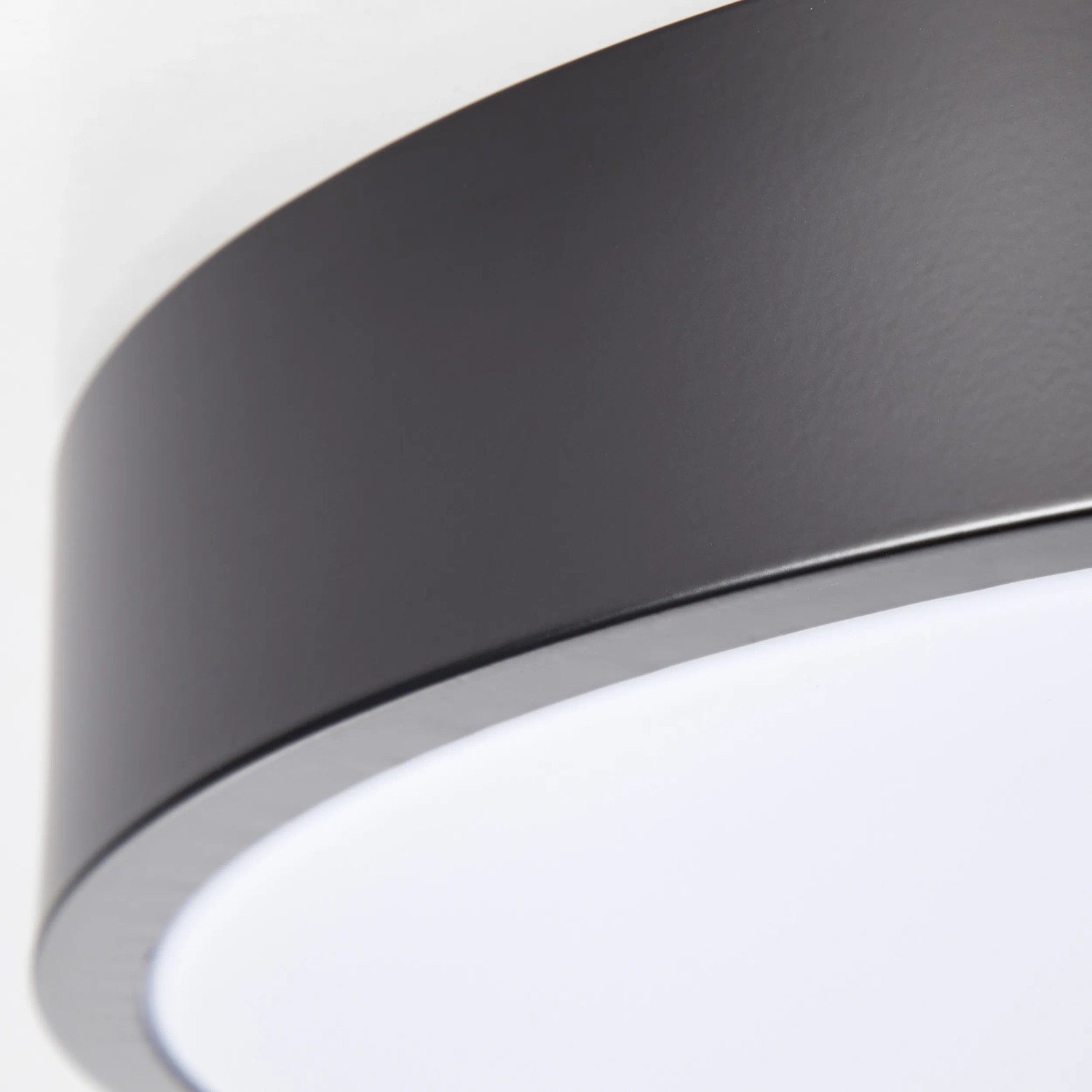 Detailaufnahme: Runde, schwarze LED-Deckenleuchte Slimline von Brilliant, Ø 33 cm.