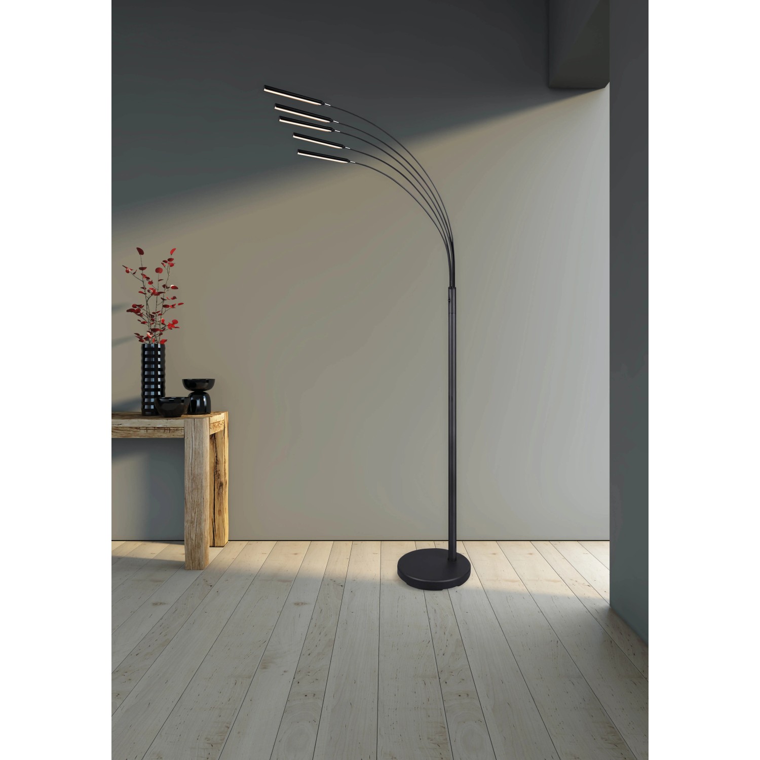 Moderne LED Stehleuchte Reed in Nickel matt mit fünf Leuchtenarmen für Wohnzimmer.