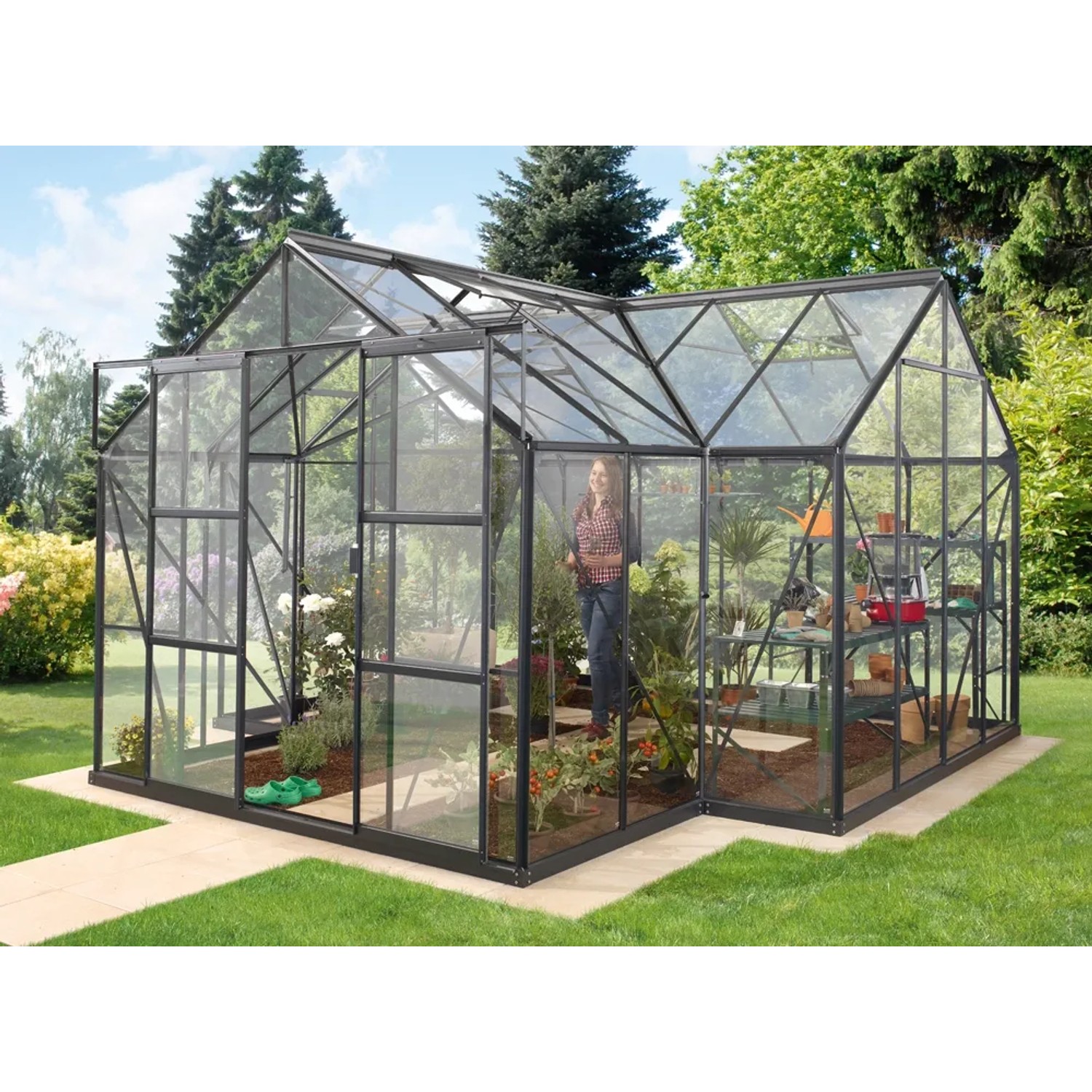 Schwarzes Vitavia Gewächshaus Sirius mit 13 m², ESG-Verglasung und Fundament im Garten.