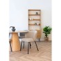 Beiger ebuy24 Safira Esszimmerstuhl mit schwarzen Metallbeinen vor Esstisch und Regal.
