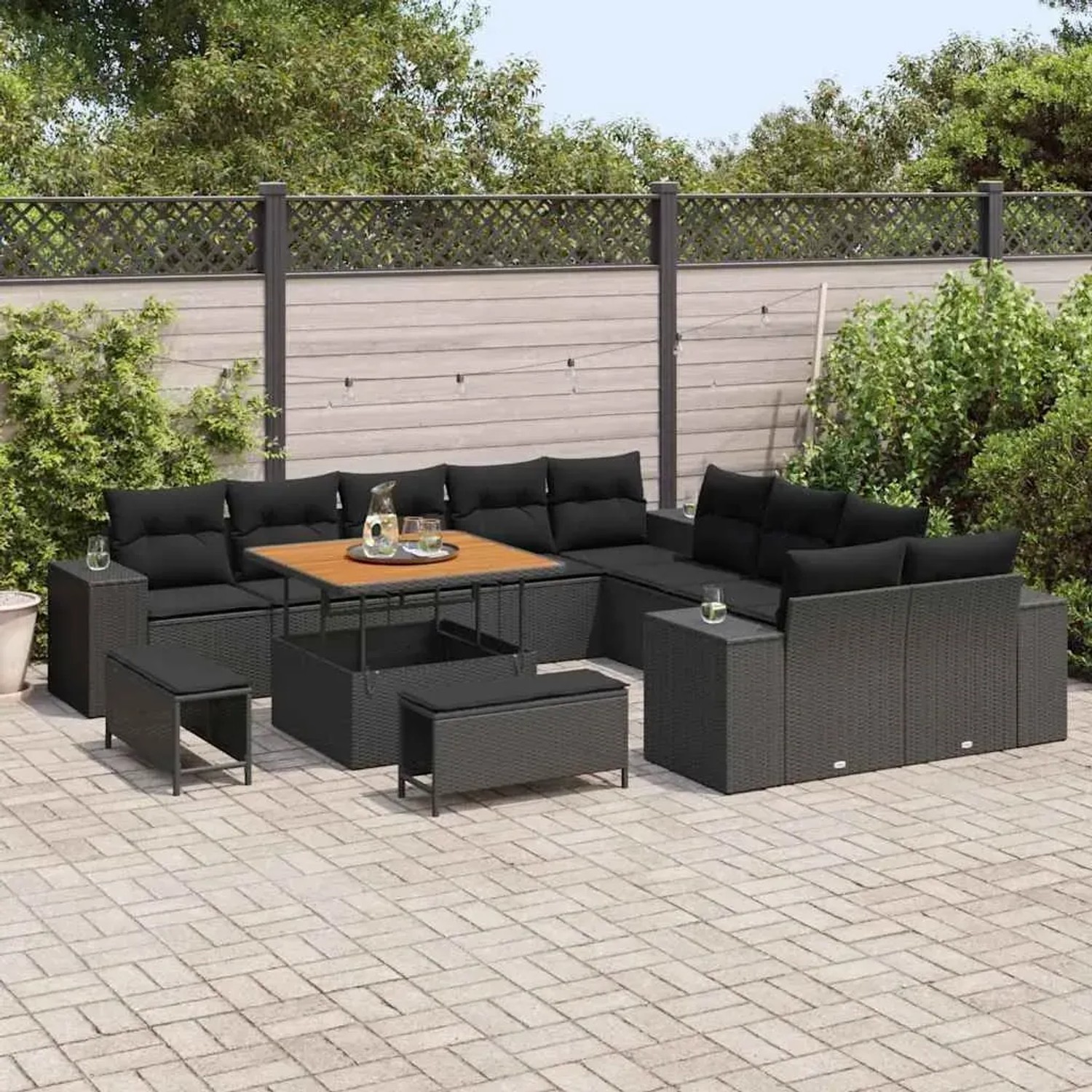 Schwarzes 13-teiliges Garten-Sofa-Set aus Poly Rattan mit höhenverstellbarem Tisch.