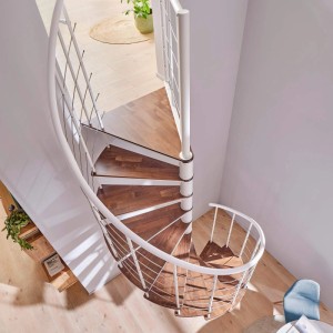 Weiße Intercon Wendeltreppe mit dunklen Buchenstufen in hellem Innenraum. Spindeltreppe 120 cm Durchmesser.