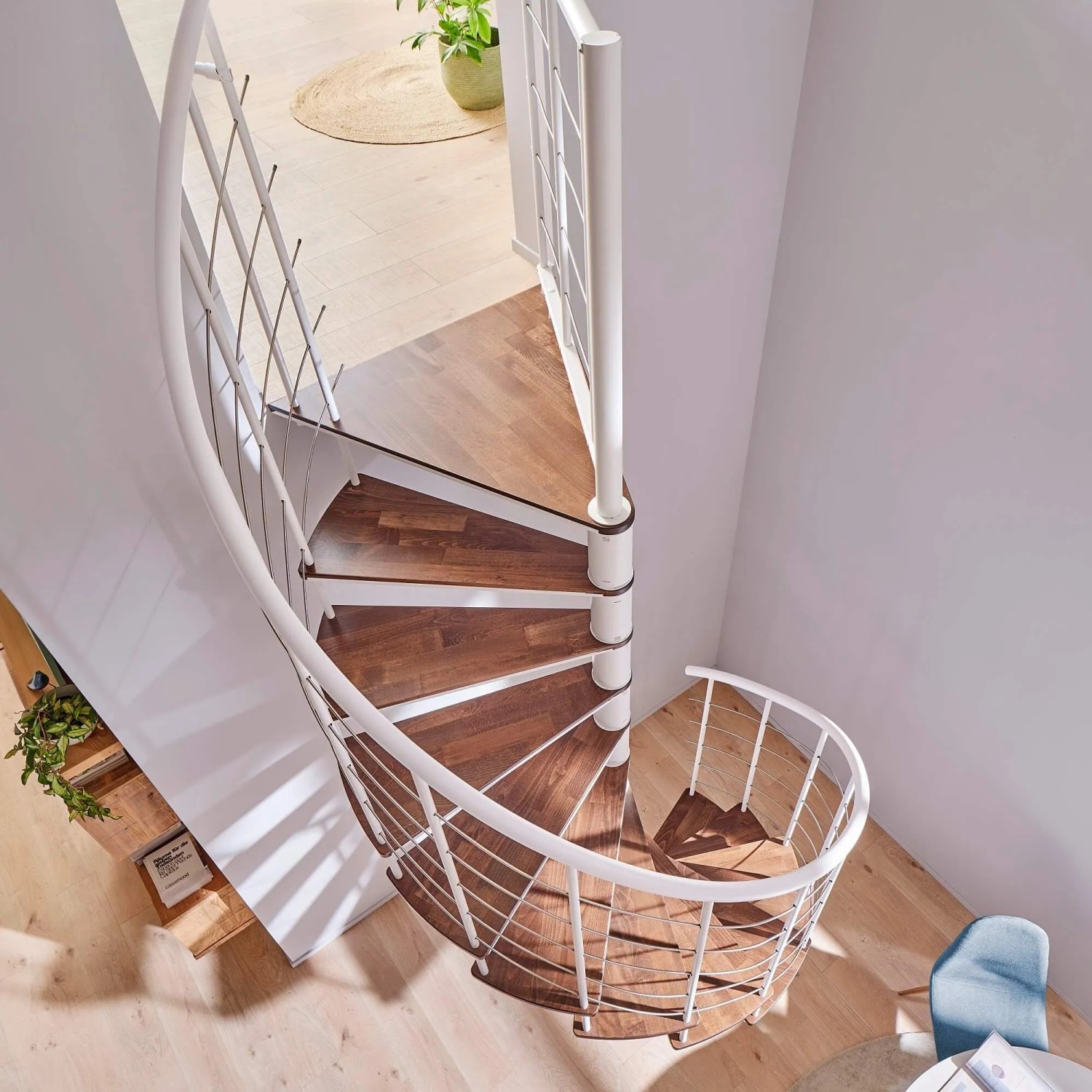 Treppen Intercon Wendeltreppe Select 120 cm Durchmesser 14 Stufen Metallfarbe Polar-Weiß Stufendesign Buche Dunkel