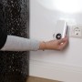 Müller-Licht LED-Nachtlicht Nox Weiß mit Sensor wird in eine Steckdose gesteckt.
