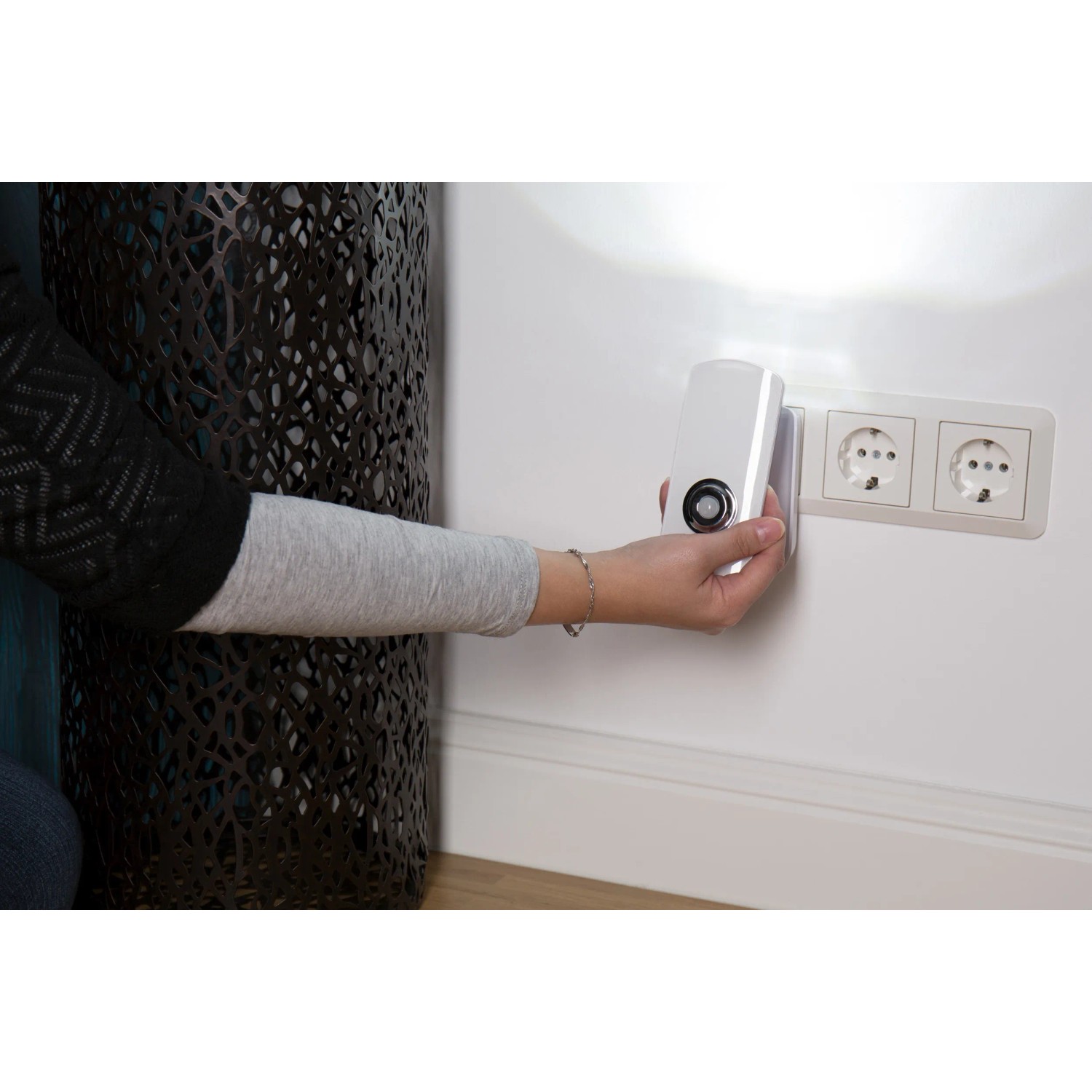 Müller-Licht LED-Nachtlicht Nox Weiß mit Sensor wird in eine Steckdose gesteckt.