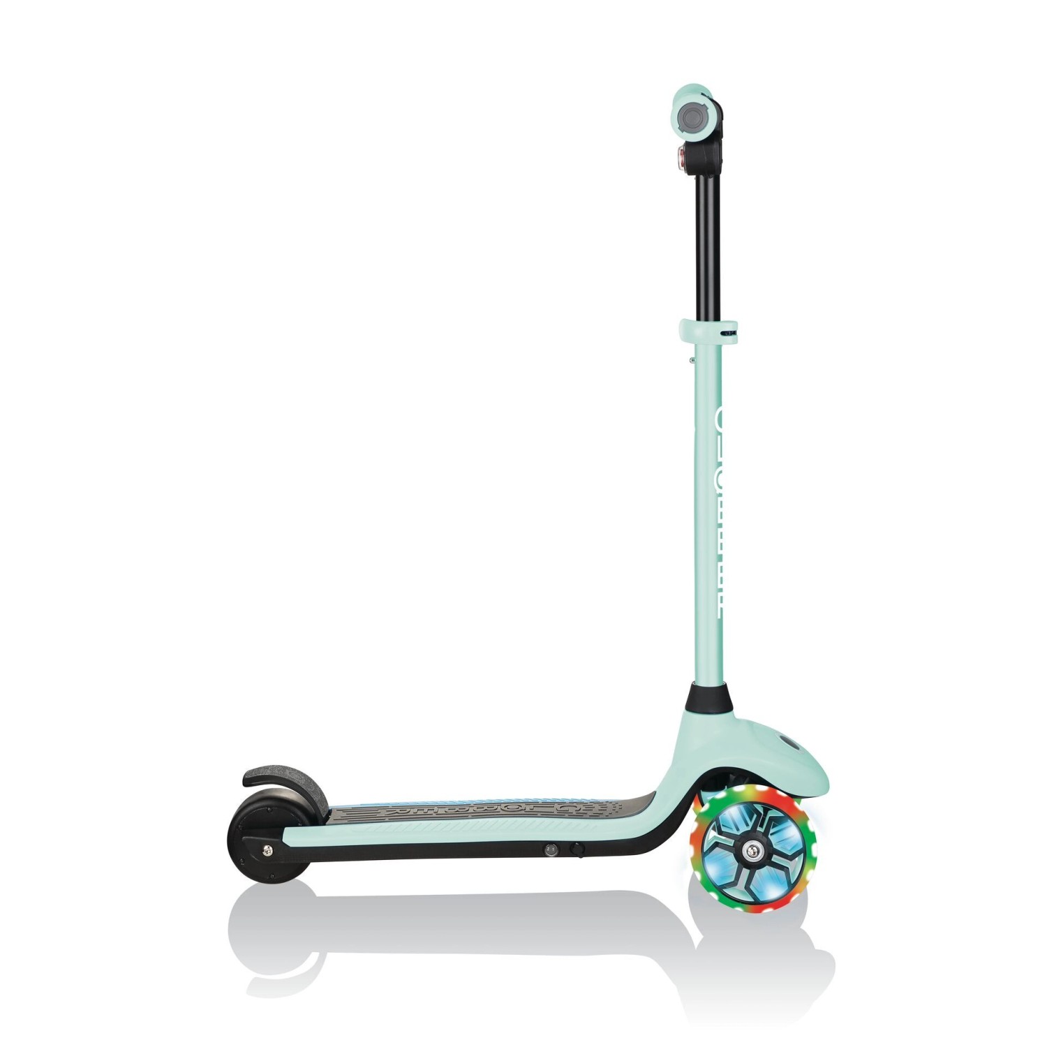 Mintfarbener Globber E-Scooter mit 3 Rädern und LED-Leuchtrollen für Kinder.