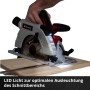 Einhell Akku-Handkreissäge TP-CS 18/190 Li BL Solo beim Sägen von Holz mit LED-Beleuchtung.
