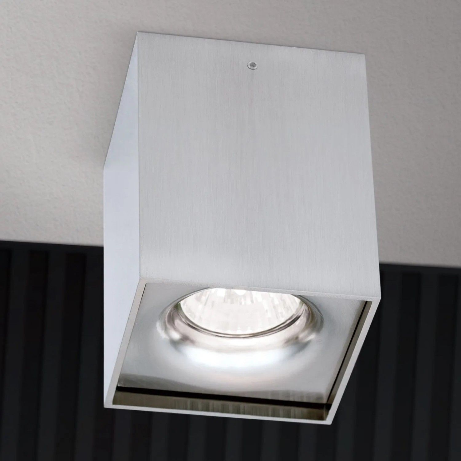 Eckiger Orion Starlight Aufbaustrahler in Satin-Nickel Optik mit GU10 Fassung.