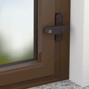 Braune Basi Fenster Zusatzsicherung am Fenster montiert. Einbruchschutz für einflügelige Fenster und Fenstertüren.