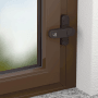 Braune Basi Fenster Zusatzsicherung am Fenster montiert. Einbruchschutz für einflügelige Fenster und Fenstertüren.