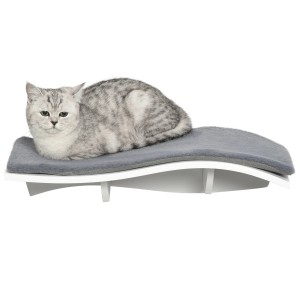 Graue Katze liegt entspannt auf dem PawHut Kletterwand Katzenregal mit Wandmontage.