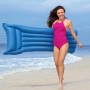 Frau mit blauer Bestway Luftmatratze (170x54x15 cm) am Strand.