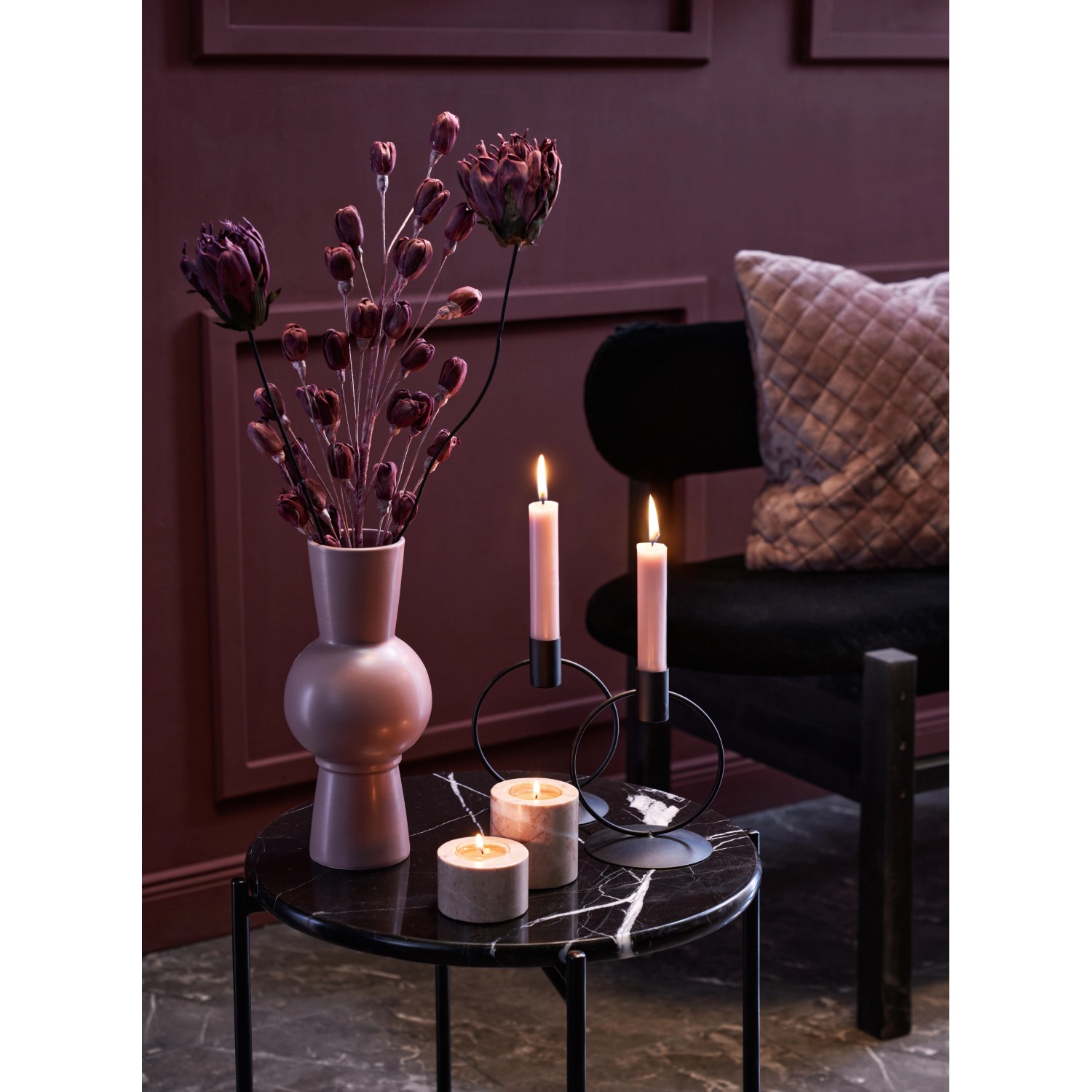 Dekorative rosa Vase Midnight Mystery (25,1 cm) mit Blumen auf einem Tisch, stimmungsvolle Dekoration.