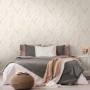 A.S. Création Vliestapete mit Marmoroptik in Beige und Gold im Schlafzimmer.