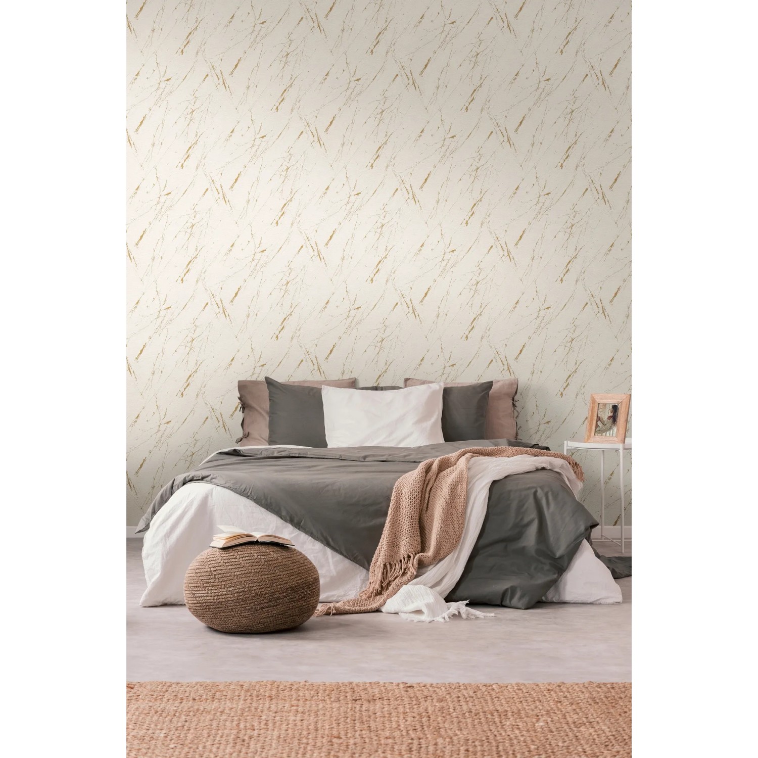A.S. Création Vliestapete mit Marmoroptik in Beige und Gold im Schlafzimmer.