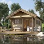 Holz-Gartenhaus mit Satteldach, naturbelassen, auf einer Plattform am Wasser mit Gartenmöbeln.
