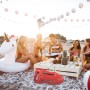 Rote aufblasbare Rettungsboje aus Kunststoff auf einer Decke bei einer Strandparty. Perfekt als Kostümzubehör oder Deko.