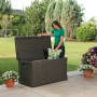 Geöffnete, dunkelbraune Lifetime Gartenbox (128x64x67cm) mit Kissen im Garten.