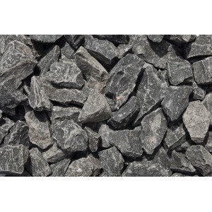 Nahaufnahme: Schwarzer Basaltbruch 50-100mm, Schüttgut für Garten & Gabionen.