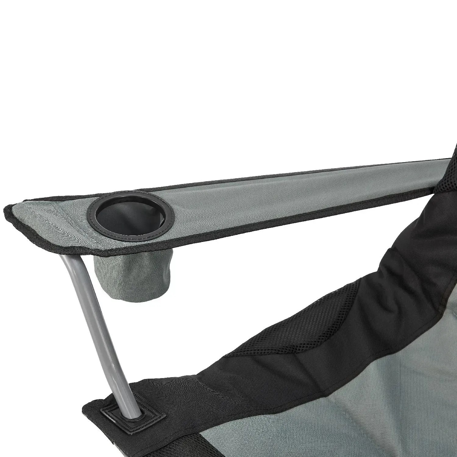 Detailaufnahme: Grauer Campingstuhl mit Getränkehalterung am Arm. Ideal für Camping & Outdoor.