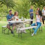 Weiße Juskys Bierzeltgarnitur Bayreuth aus Kunststoff, 3-teilig, mit Personen im Garten.