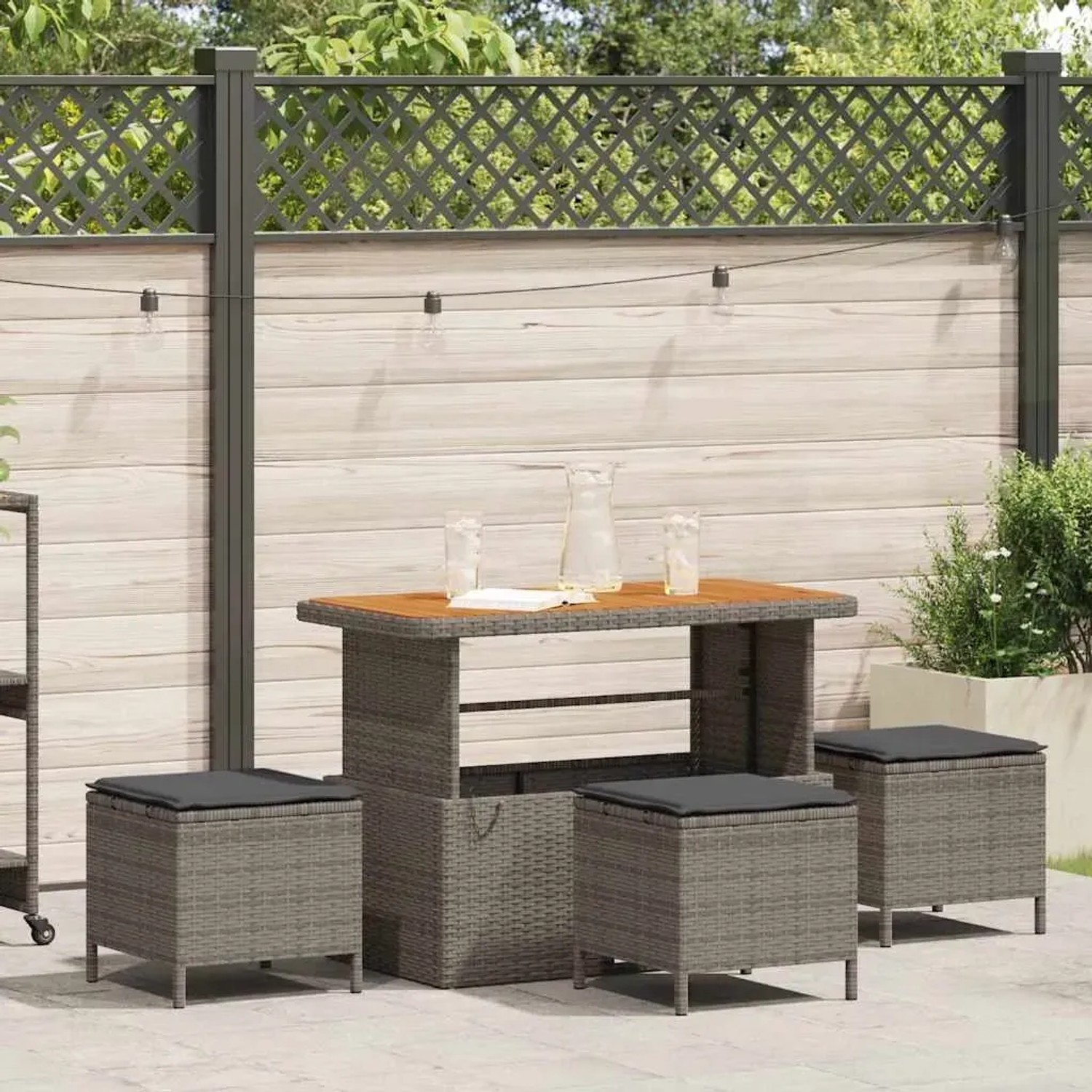 Graue 4-tlg. vidaXL Garten Essgruppe aus Polyrattan mit Tisch und Hockern mit Kissen.