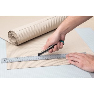 Wolfcraft Messer schneidet Pappe mit Stahllineal. Metall-Abbrechklingen-Messer mit schwarzer Klinge.